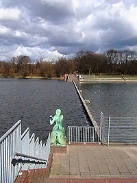 Links Stadtparksee, rechts Schwimmbad