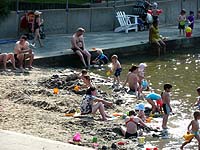 Sandspielecker für Kleinkinder im Freibad im Stadtpark Hamburg