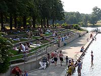 Liegeterrassen mit Gras auf der linken Seite mit Blickrichtung zum Stadtparksee