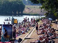 Liegeterrassen mit Gras auf der rechten Seite mit Blickrichtung zum Stadtparksee