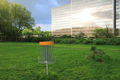 Disc-Golf Korb vor einem Bürohochhaus in der City Nord in Hamburg