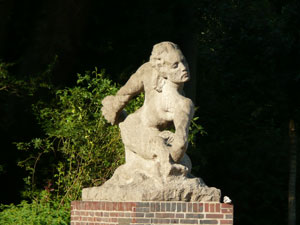 Statue auf der Nordseite des Eingangs zur Festwiese von der Hindenburgstasse aus gesehen