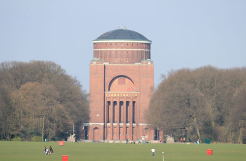 Festwiese und im Hintergrund das Planetarium