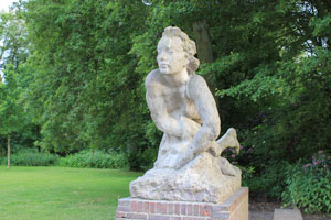 Statue auf der Südseite des Eingangs zur Festwiese von der Hindenburgstasse aus gesehen