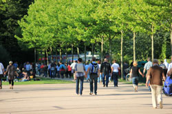 Musikfans gehen zur Freilichtbühne im Stadtpark Hamburg