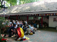 Hamburger Biergarten - Seitengebäude gefüllt mit Fußballfans bei der WM 2010