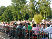 gut gefüllte Terrasse von Schumachers Biergarten mit guter Aussicht über den Stadtparksee zum Planetarium