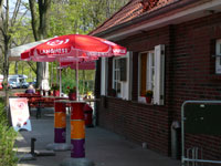 Café Linne mit Stehtischen an der Seite