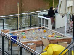 Sandkiste auf der Terrasse der Bucht