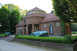 Die Trinkhalle im Stadtpark Hamburg seitlich aus Richtung Südring gesehen.