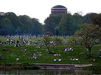 Festwiese mit Planetarium im Hintergrund