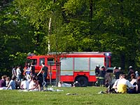 Feuerwehr beim Löscheinsatz wegen falscher Mülltrennung