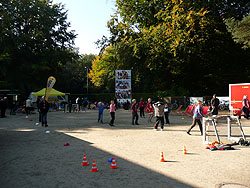 Fußballfeld für Kinder vor der Jahnkampfbahn, im Hintergrund die kleine Kletterwand