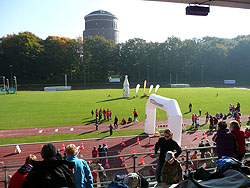 Blick von der Tribühne über die Jahnkampfbahn, im Hintergrund ist das Planetarium zu sehen