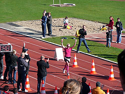 Einlauf der Siegerin bei den Einzelläuferinnen beim Stadtparkmarathon 2010
