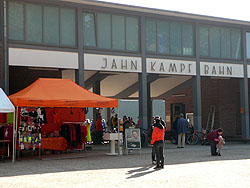 Jahnkampfbahn mit Stand der Laufwerk Hamburg GmbH