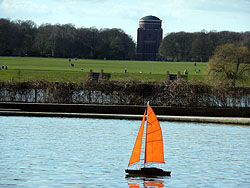 Segelboot auf dem Modellboot-Teich, im Hintergrund ist das Planetarium zu sehen.