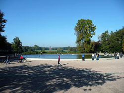 Viel Platz um das Modellbootbecken herum.