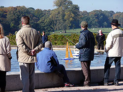 Segelboot auf dem Modellboot-Teich, im Hintergrund ist das Planetarium zu sehen.