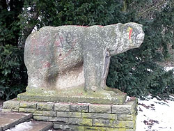 Eisbär-Statue in der Nähe des Modellboot-Teiches