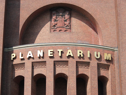Aufschrift Planetarium an der Ostseite des Turmes