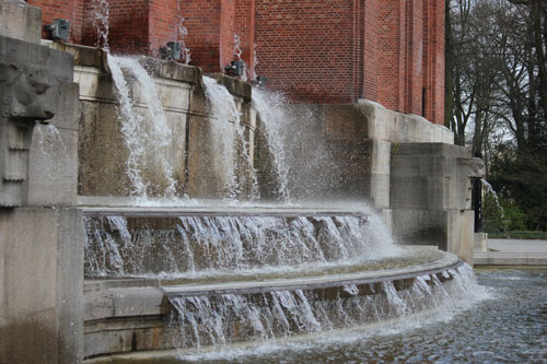 Wasserfall am Planetariumgebäude