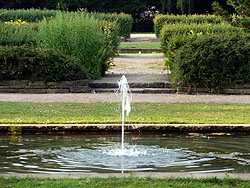 kleine Wasserfontäne im Rosengarten im Stadtpark Hamburg