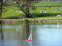 Segelboot in Modellgröße auf dem Stadtparksee