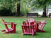 rote, bequeme Stühle laden zum Entspannen auf der Liebesinsel ein