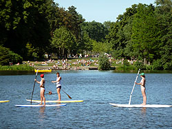 SUP-Paddler in der Nähe der Liebesinsel