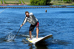 SUP-Paddler auf dem Wasser im Naturbad Stadtparksee