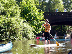 SUP-Paddler in der Nähe der Liebesinsel