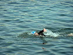 Der Erste in einer Gruppe beim Schwimmen