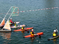 Wasserball mit Kajaks