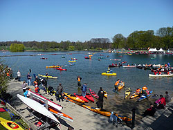 Boote, Kanus, Kajaks testen im Naturbad Stadtparksee