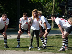 Palina Rojinski mit Rugby-Spielern